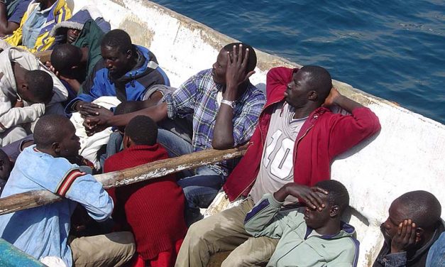 Espaldas mojadas flotando en el Estrecho