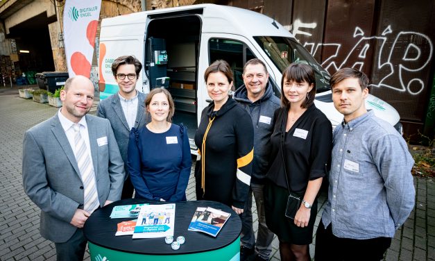 <span style='color:#27509b;font-size:18px;font-weight:500;'>Para promover su participación social y protegerles del aislamiento</span><br> Inversión millonaria en la digitalización<br/> para los mayores